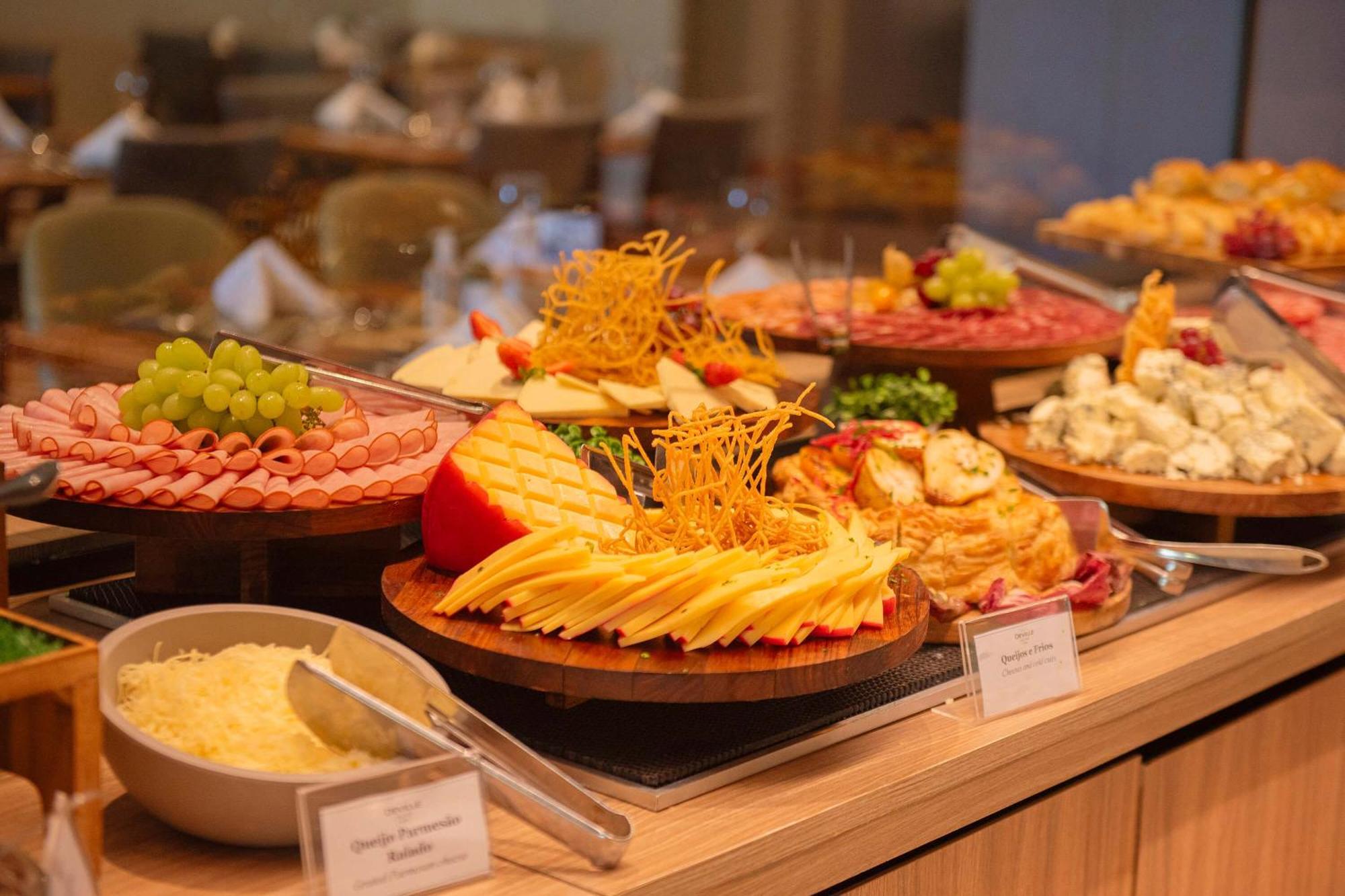 Hotel Deville Prime Салвадор Екстериор снимка A cheese platter