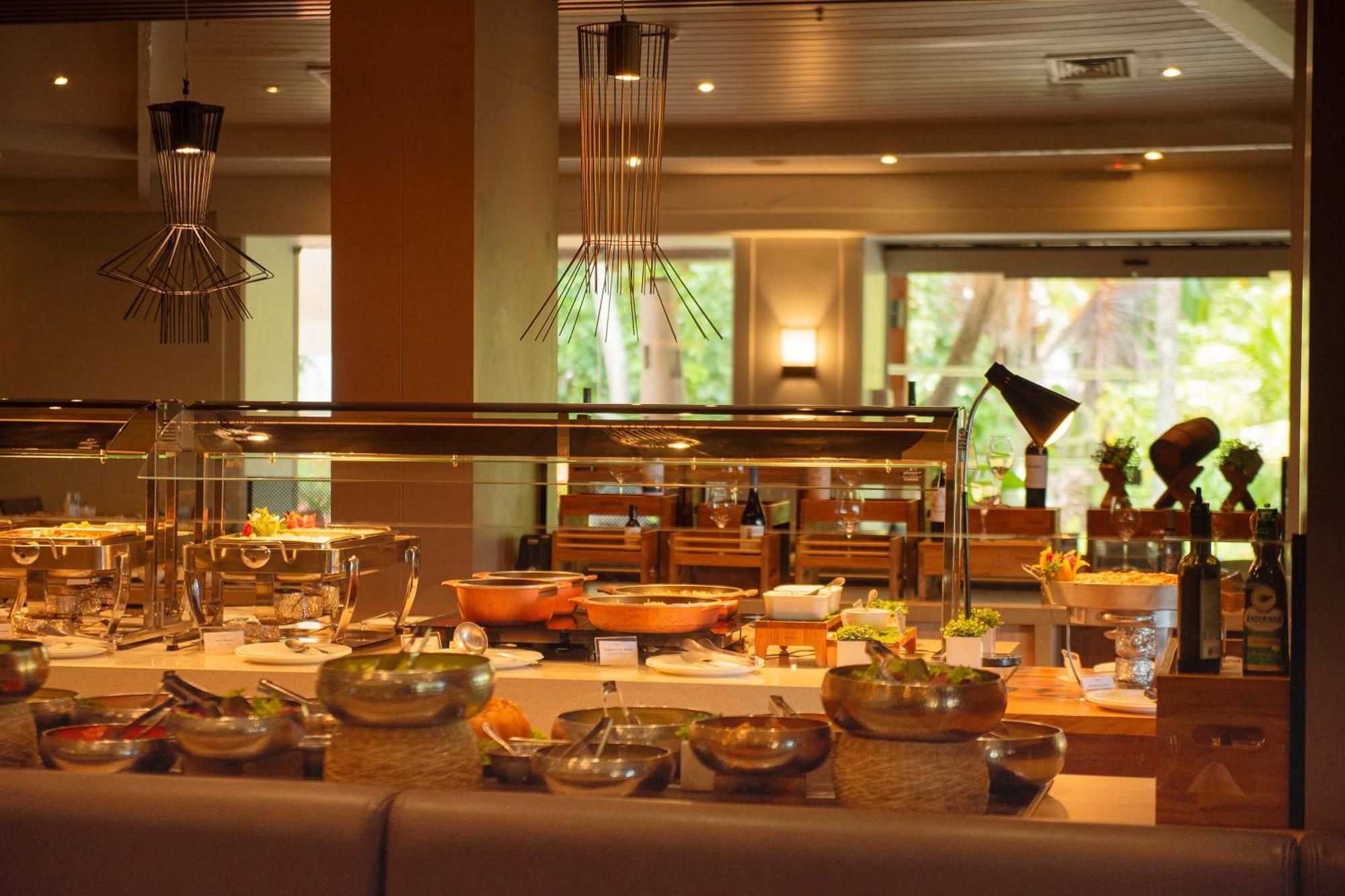 Hotel Deville Prime Салвадор Екстериор снимка A buffet at a restaurant