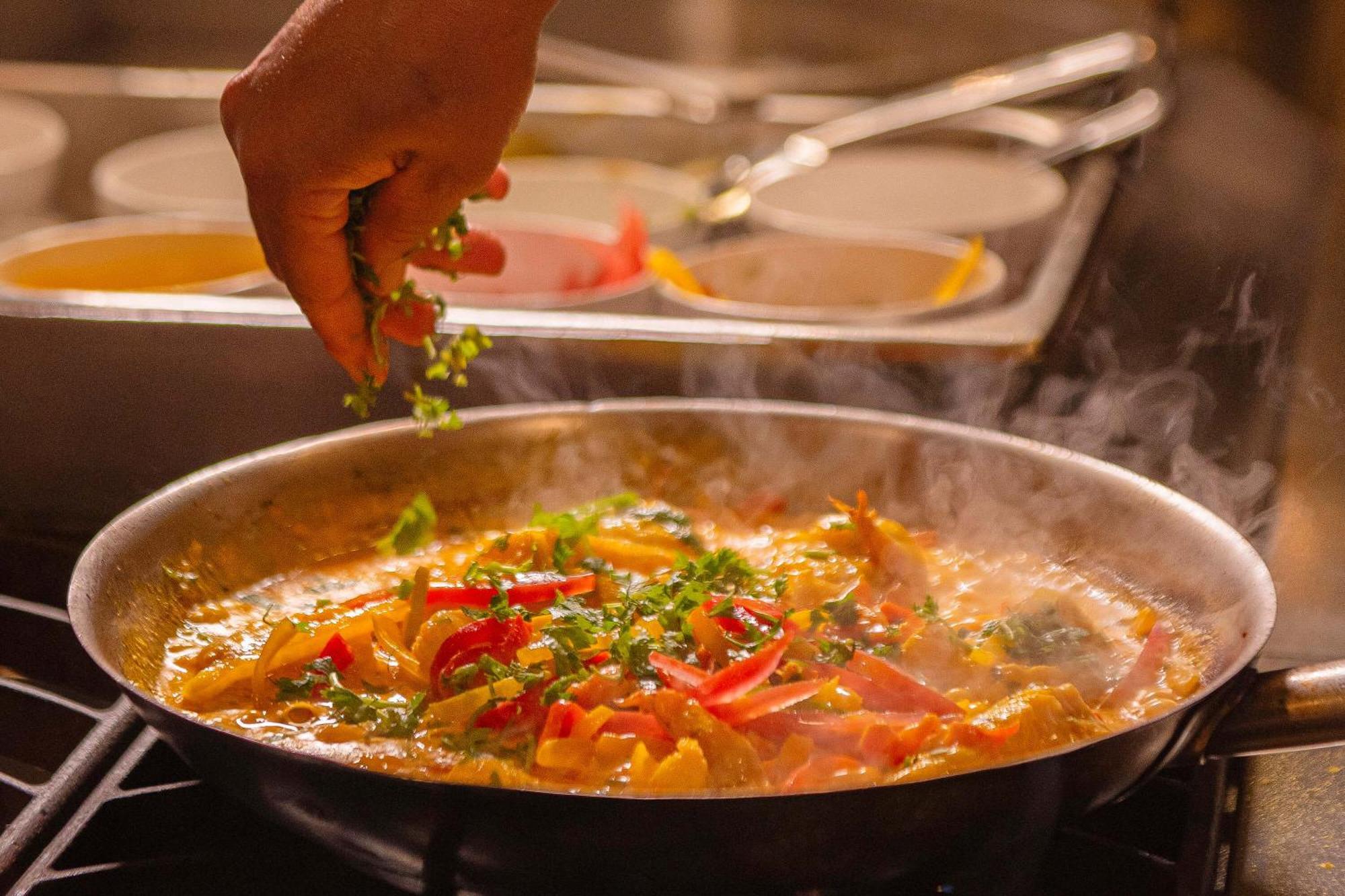 Hotel Deville Prime Салвадор Екстериор снимка A chef seasoning a dish