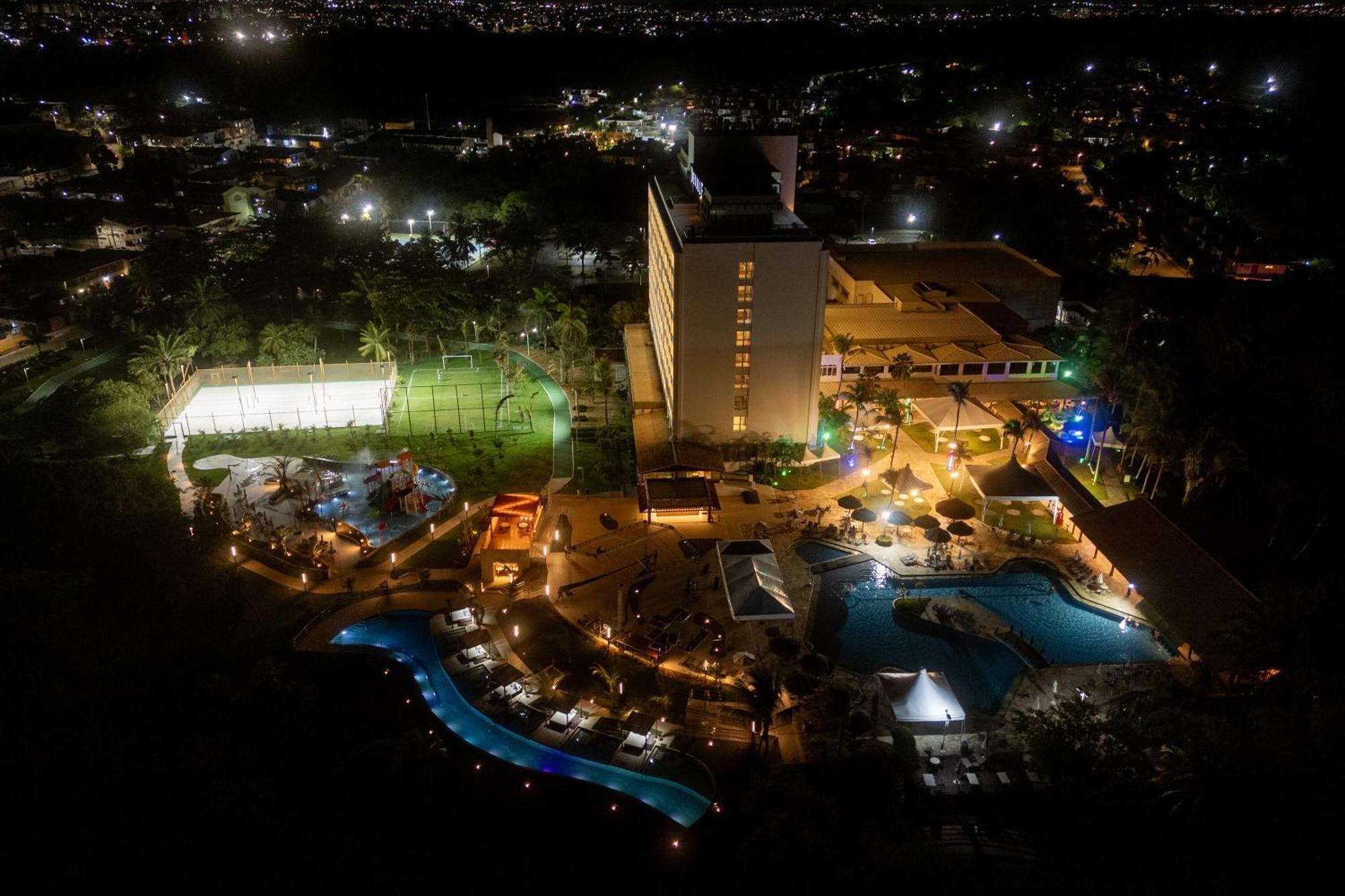 Hotel Deville Prime Салвадор Екстериор снимка Aerial view of the hotel at night