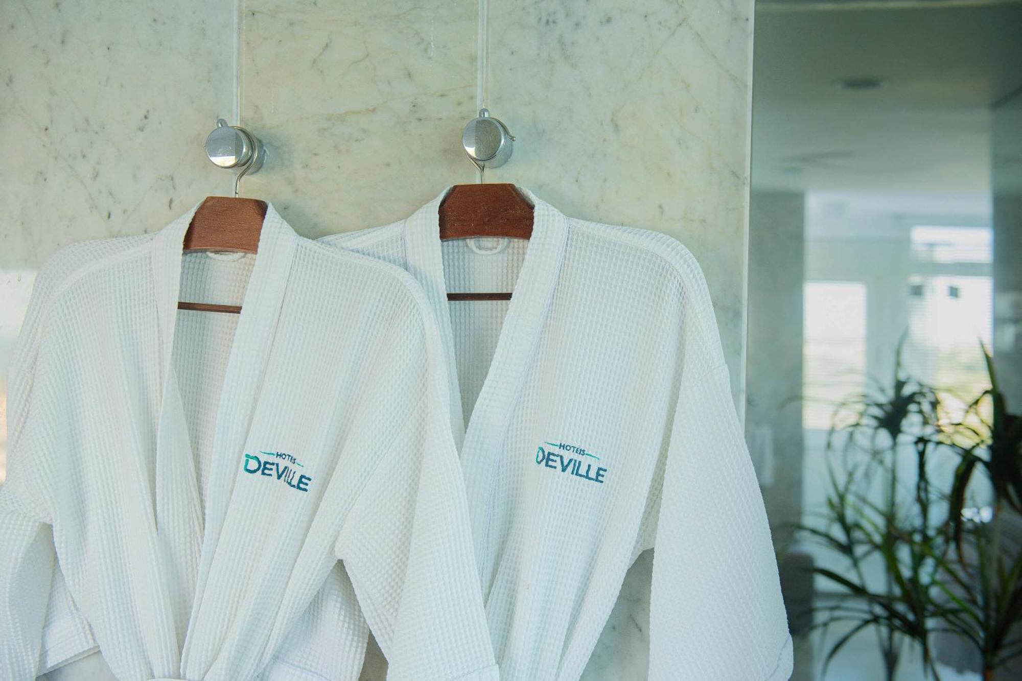 Hotel Deville Prime Салвадор Екстериор снимка Two bathrobes