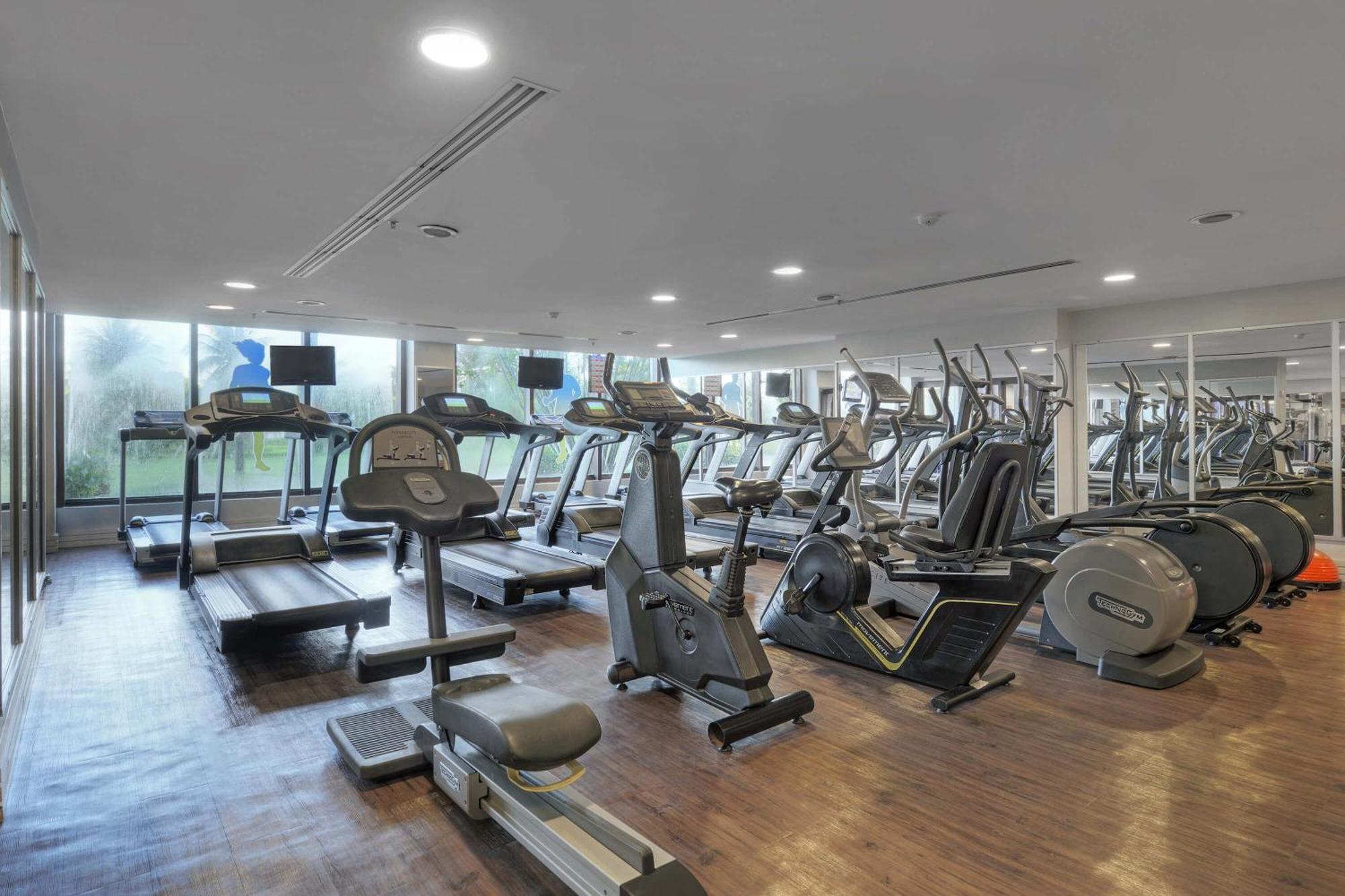 Hotel Deville Prime Салвадор Екстериор снимка The gym at the hotel
