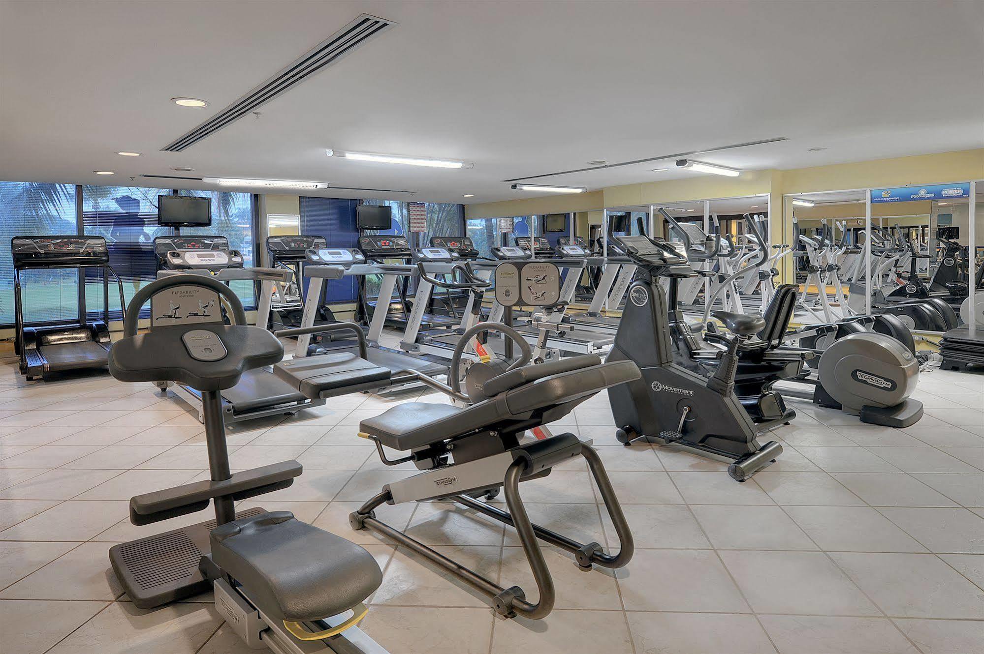 Hotel Deville Prime Салвадор Екстериор снимка A gym at the hotel